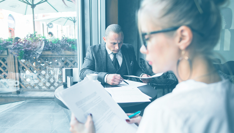 abogados de málaga mirando papeles